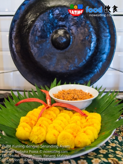 Pulut Kuning dengan Serunding Ayam